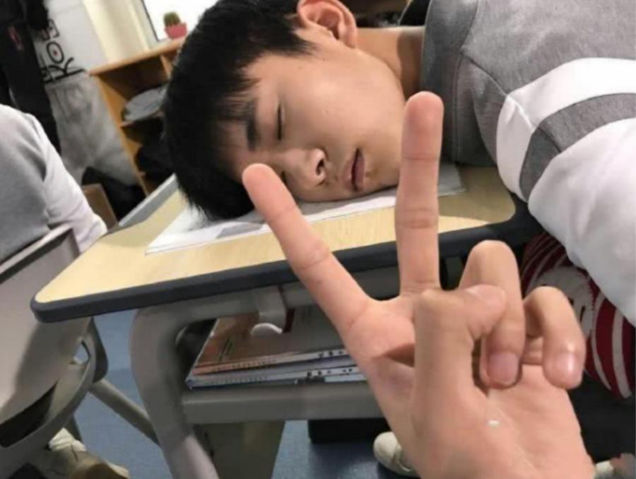 易烊千玺"上课睡觉"照曝光,靠墙张嘴巴睡的他,简直太可爱!|易烊千玺|