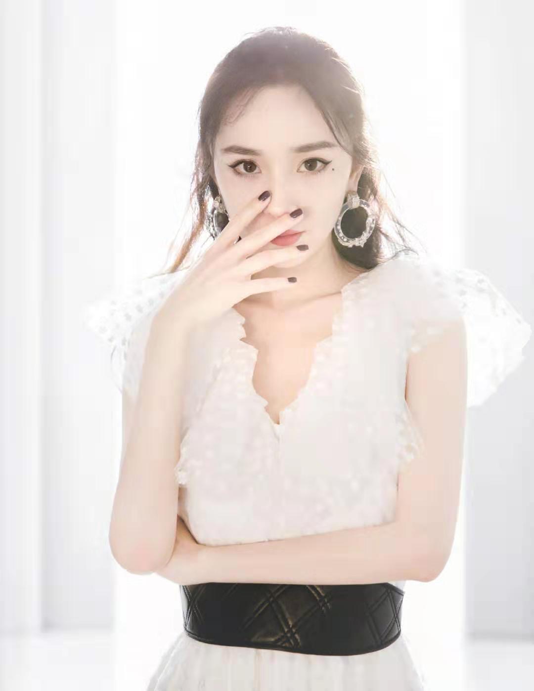 杨幂久违仙女裙现身,一袭白色薄纱花朵裙,33岁美得像23岁!