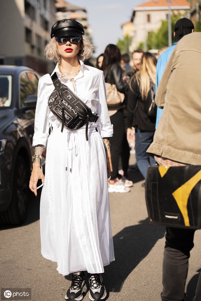 2020春夏米兰时装周街头风格图集|街拍|时装周|米兰时装周_新浪新闻