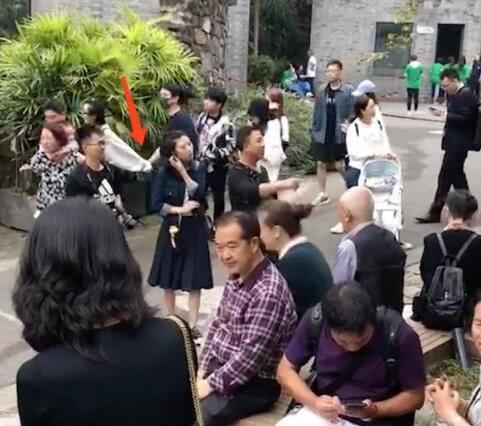王思聪十一假期带新女友看大熊猫,两人手牵手,不避讳旁人目光