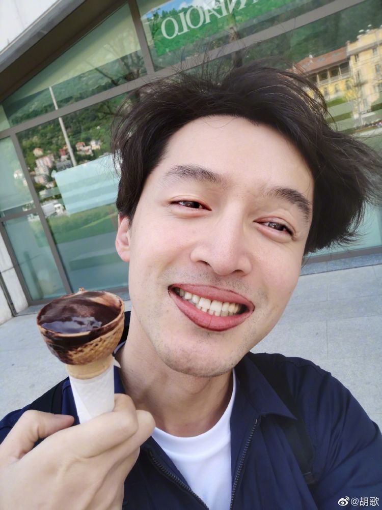 网友酒店偶遇胡歌,留中短发穿夹克衫很帅气,身材挺拔有型
