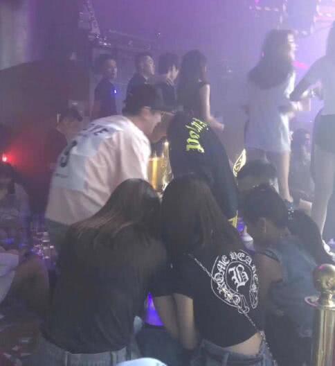 王思聪十一假期带新女友看大熊猫,两人手牵手,不避讳旁人目光