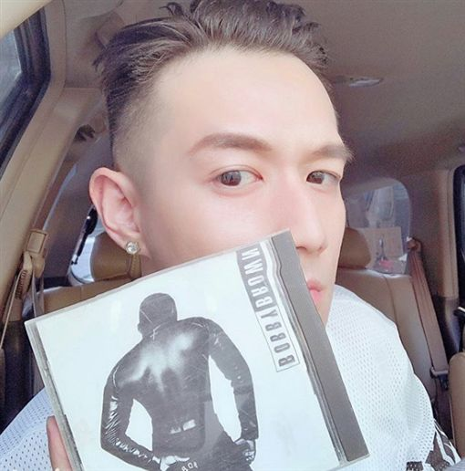 当红男星落寞后接不到通告,和妈妈一起当清洁工送奶工为生