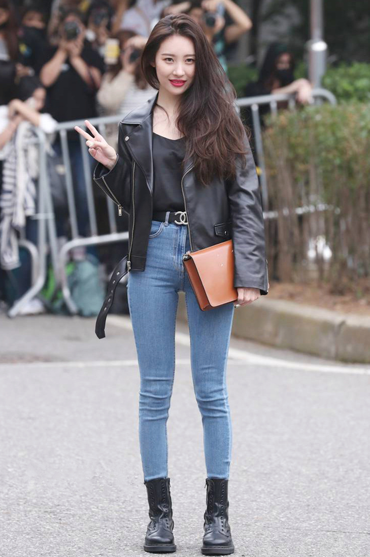 秋季想要坐怀不乱牛仔裤配马丁靴依旧帅气十足