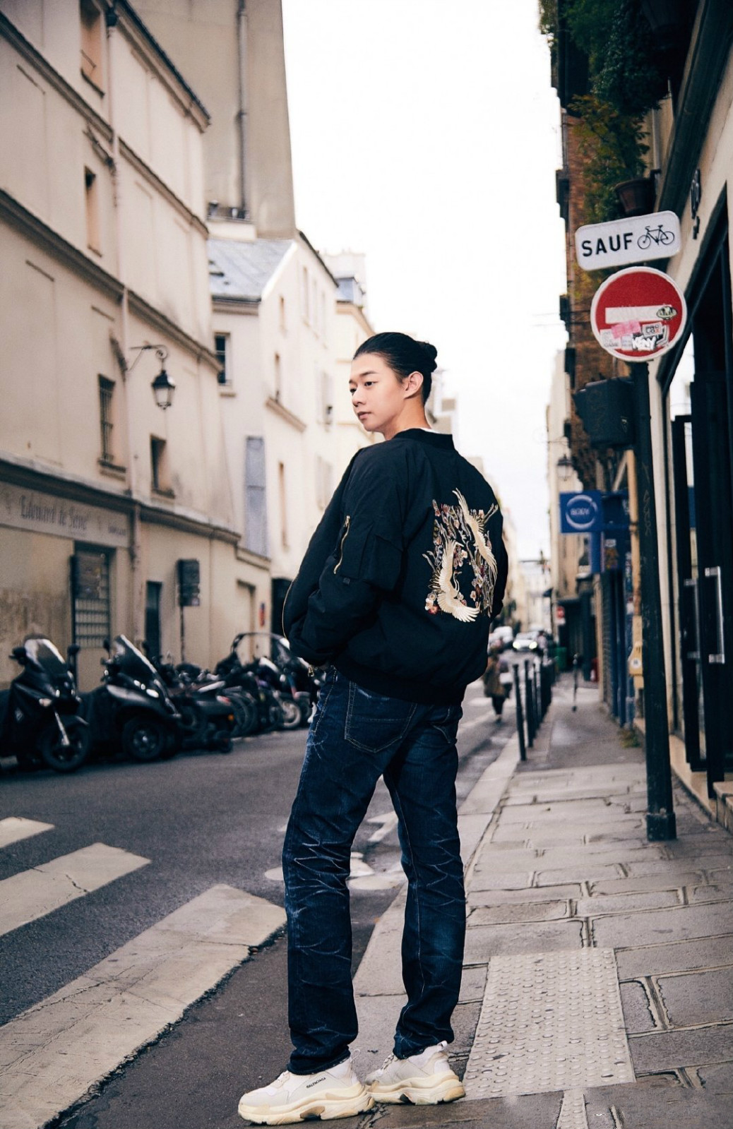 29岁霍尊少见现身,一身古风造型玉树临风,扎丸子头霸气侧漏