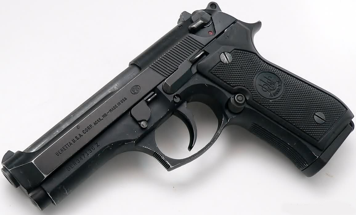 警察把枪放腰间保镖放怀里特种兵放大腿外这有什么讲究