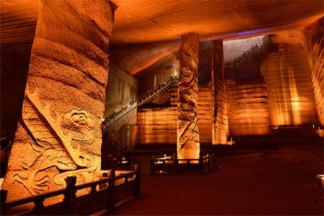 中国最神奇建筑,3村民用抽水泵连抽17天,宛如地下宫殿