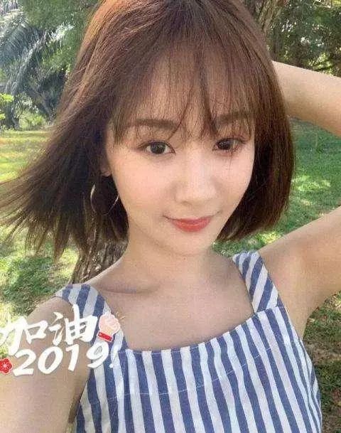 杨紫10年自拍史,18岁清新可爱,现在是满屏时尚感
