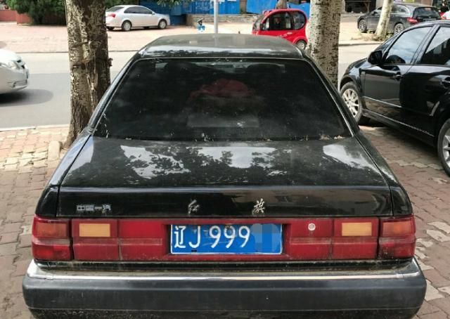 加长版红旗轿车,前脸还有奥迪车标,当年是部级干部的专属座驾