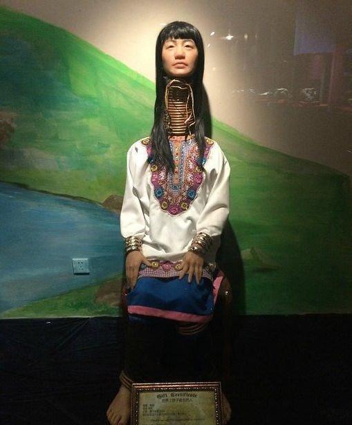 长颈族的女人,女人以脖子长为美,洗澡睡觉都不取下