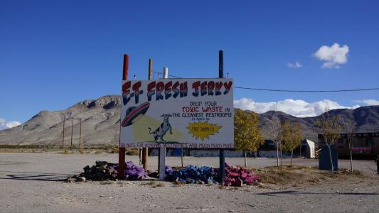 51区内有个外界所谓的绿屋外星人冰冻尸体的地方