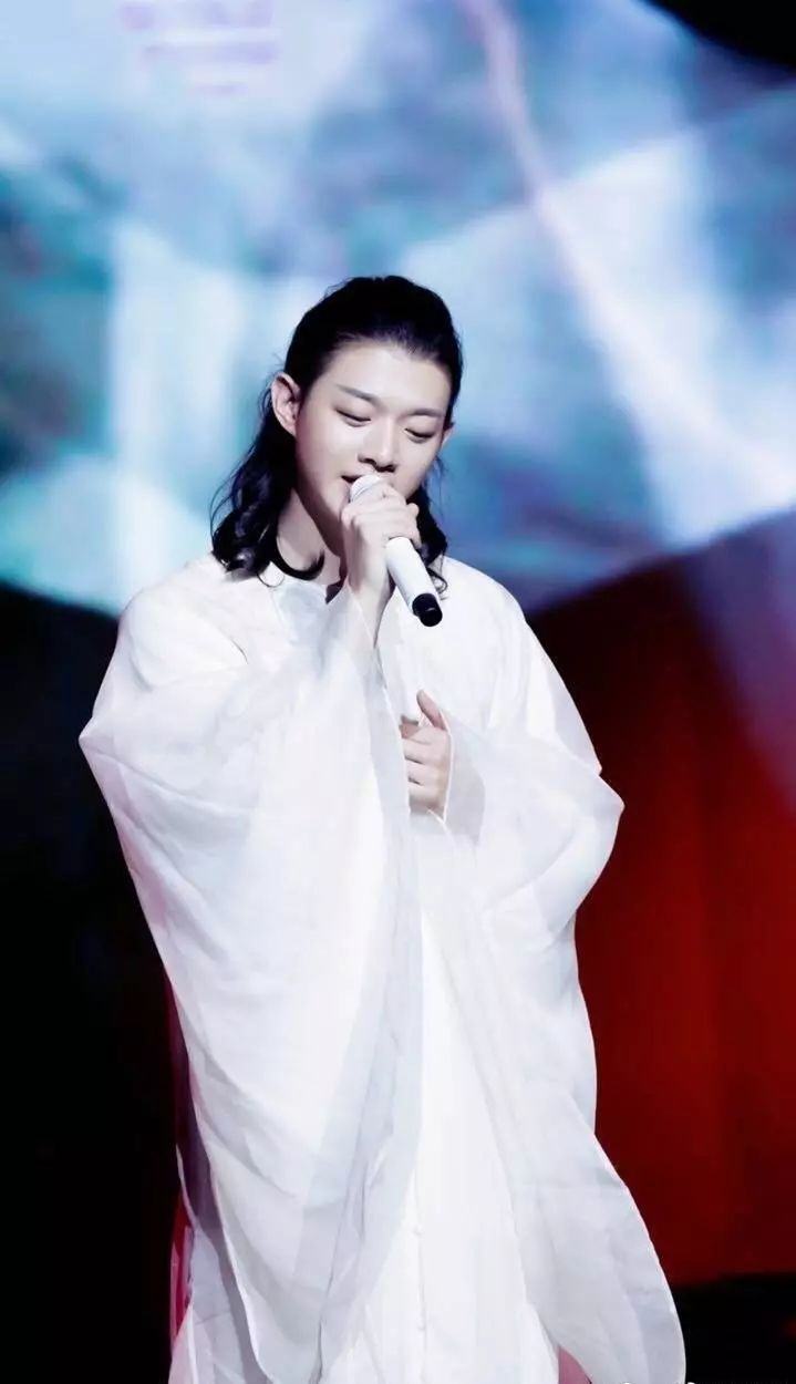 29岁霍尊少见现身,一身古风造型玉树临风,扎丸子头霸气侧漏