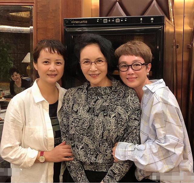 宋晓英晒与丈夫甜蜜合影,国庆长假外出度假,优雅老去神采飞扬