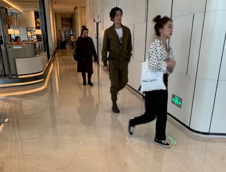 网友酒店偶遇胡歌,留中短发穿夹克衫很帅气,身材挺拔有型