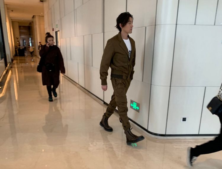 网友酒店偶遇胡歌,留中短发穿夹克衫很帅气,身材挺拔有型