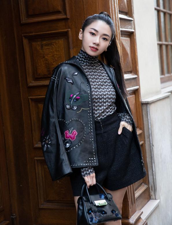 郑恺前女友近照撩人,高马尾造型英姿飒爽,被抓拍仍美到无可挑剔