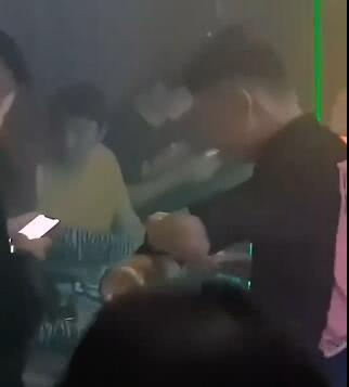 王思聪十一假期带新女友看大熊猫,两人手牵手,不避讳旁人目光