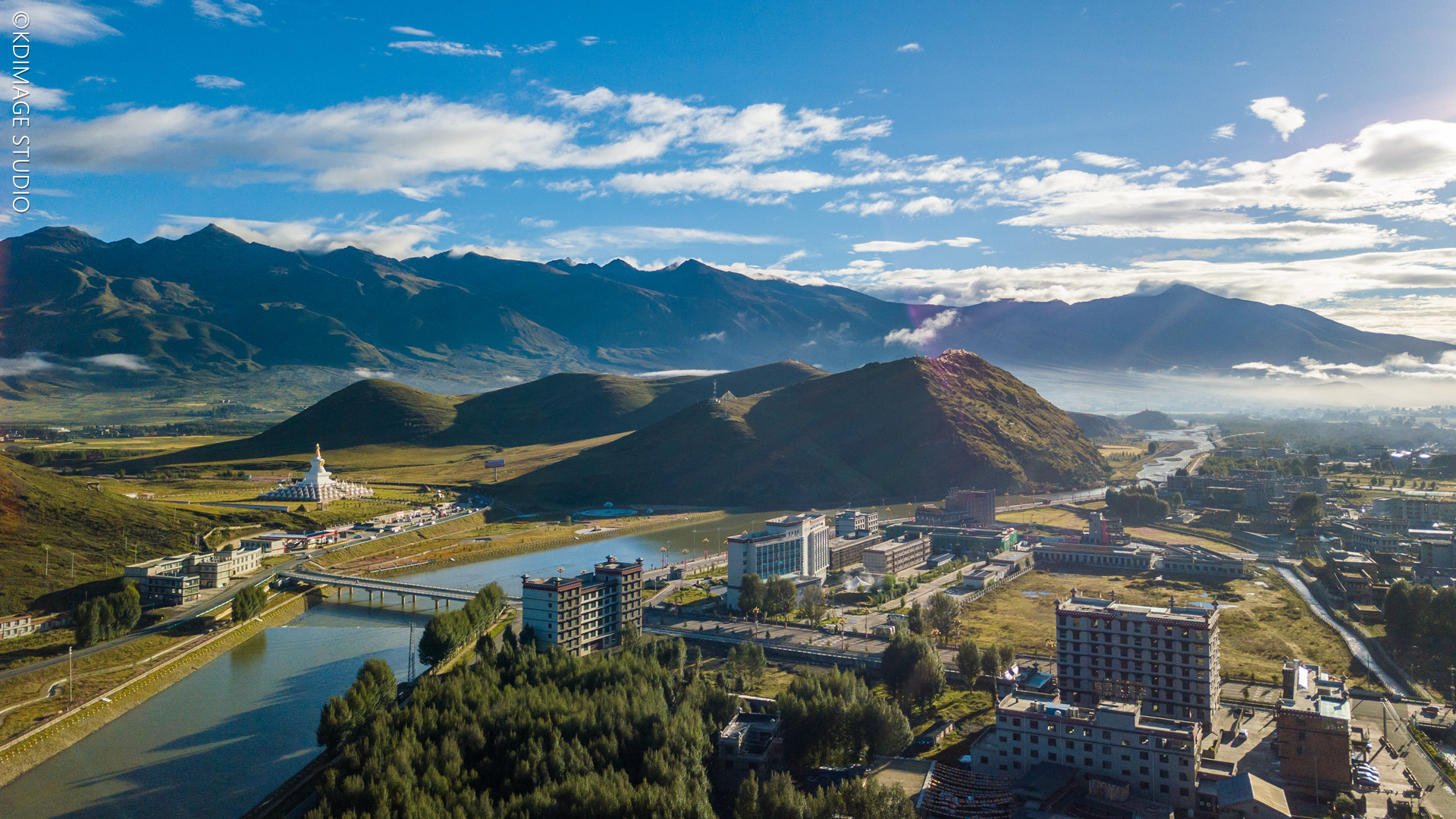 无人机空中看稻城亚丁,不用高反爬山也能欣赏美景了