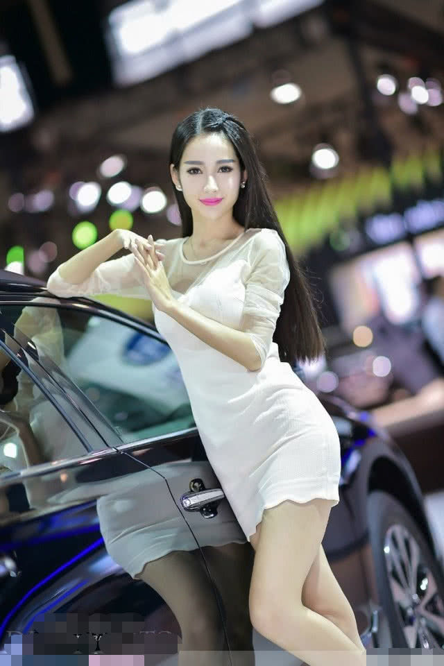 斯巴鲁车展还不错,清纯车模超短裙,大长腿是真诱人