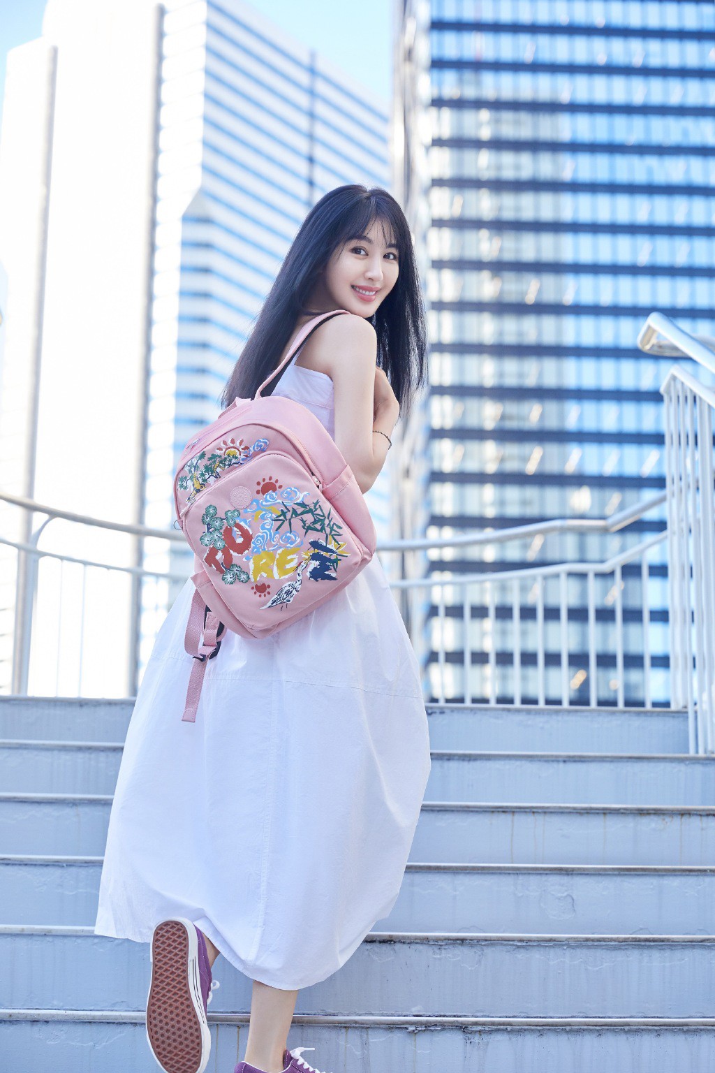 《鹿鼎记》中她是黄晓明老婆,穿"开口"上衣配背带裤,吸睛十足|李菲儿