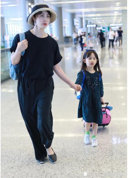 黄多多十三岁化妆染发没少女清新被妹妹秒杀,黄磊式教育再惹争议