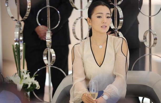 巩俐新加坡国籍问题再度发酵,让她来演郎平,是中国没女演员了吗