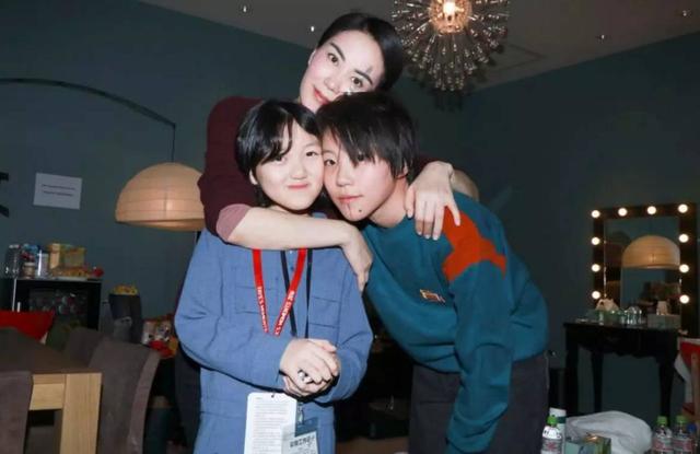 黄多多十三岁化妆染发没少女清新被妹妹秒杀,黄磊式教育再惹争议