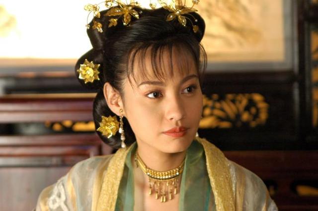 杨雪复出首部剧杀青，搭档保剑锋，同穿制服比baby更有韵味