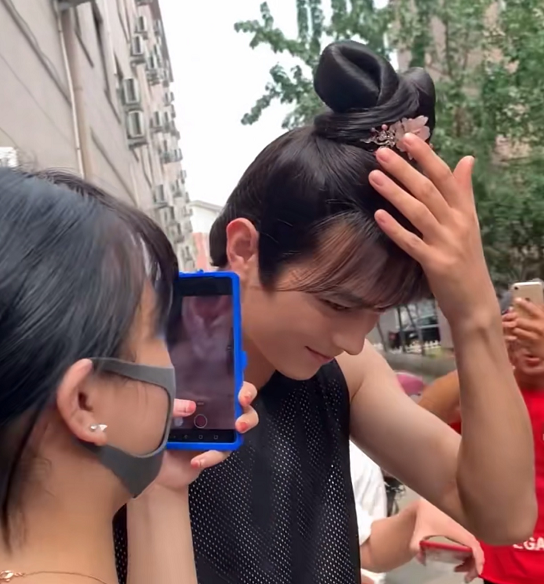 许凯《天舞纪》穿女装照曝光,面对粉丝害羞起来,粉丝:可真俊俏