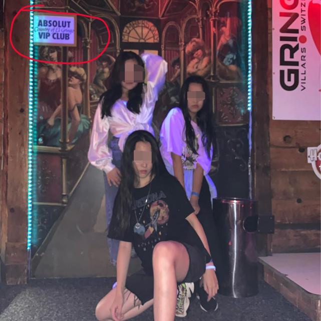 13岁李嫣国外逛VIP夜店照曝光,造型精致小秀香肩