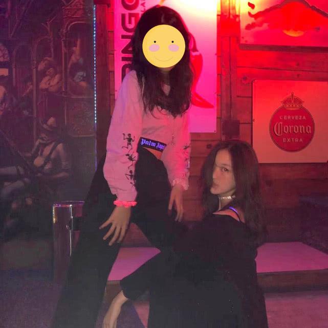 13岁李嫣国外逛VIP夜店照曝光,造型精致小秀香肩