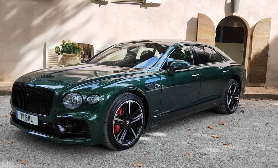 全新宾利飞驰海外街头实拍照墨绿色的车漆格外优雅与高贵