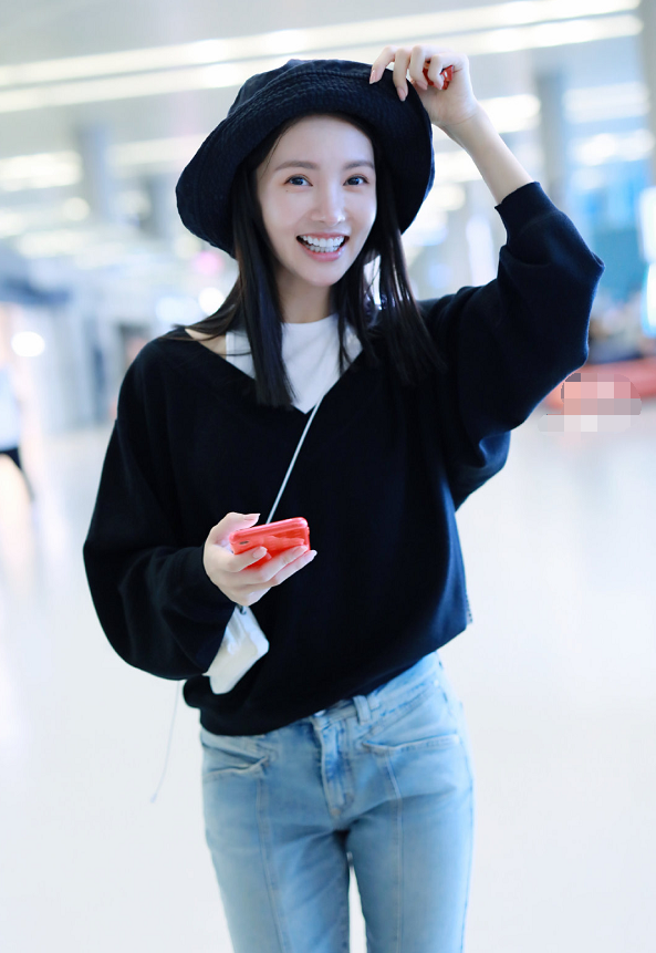 金晨穿黑白拼接卫衣,外形时尚靓丽,有着邻家女孩般的清新气质!