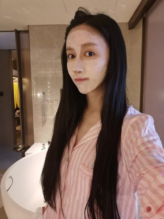 娄艺潇酒店涂面膜,大白脸搞怪自拍眼睛好大,问大家钟不钟意?