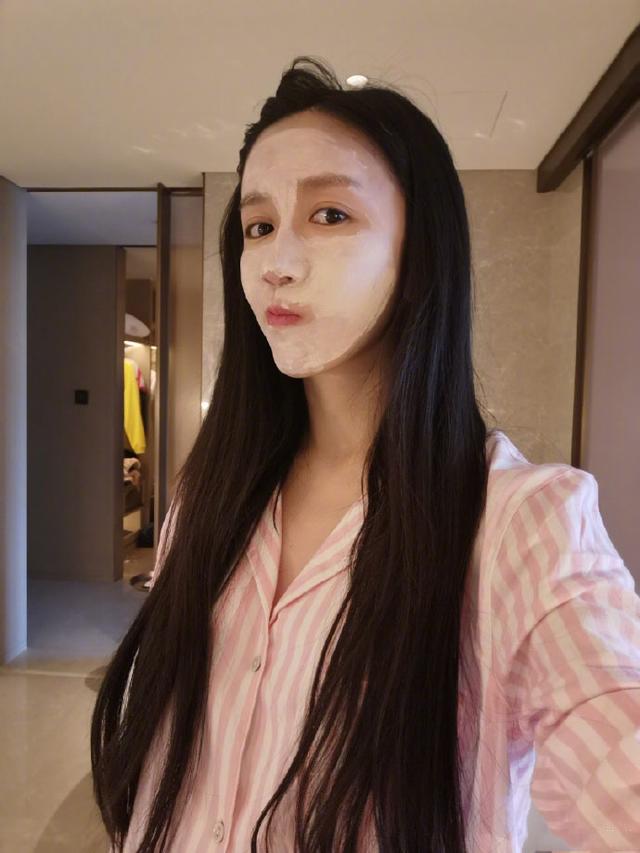 娄艺潇酒店涂面膜,大白脸搞怪自拍眼睛好大,问大家钟不钟意?