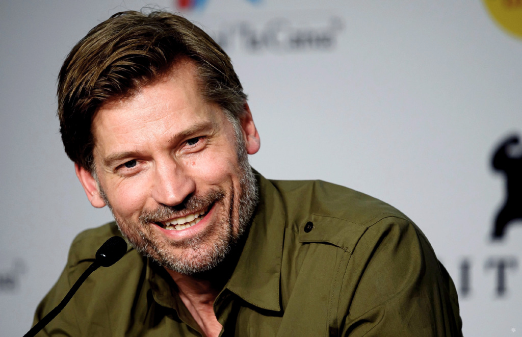 詹姆·兰尼斯特现身活动,白胡子大叔越看越爱