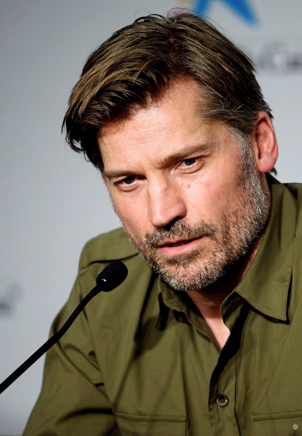 詹姆·兰尼斯特现身活动,白胡子大叔越看越爱