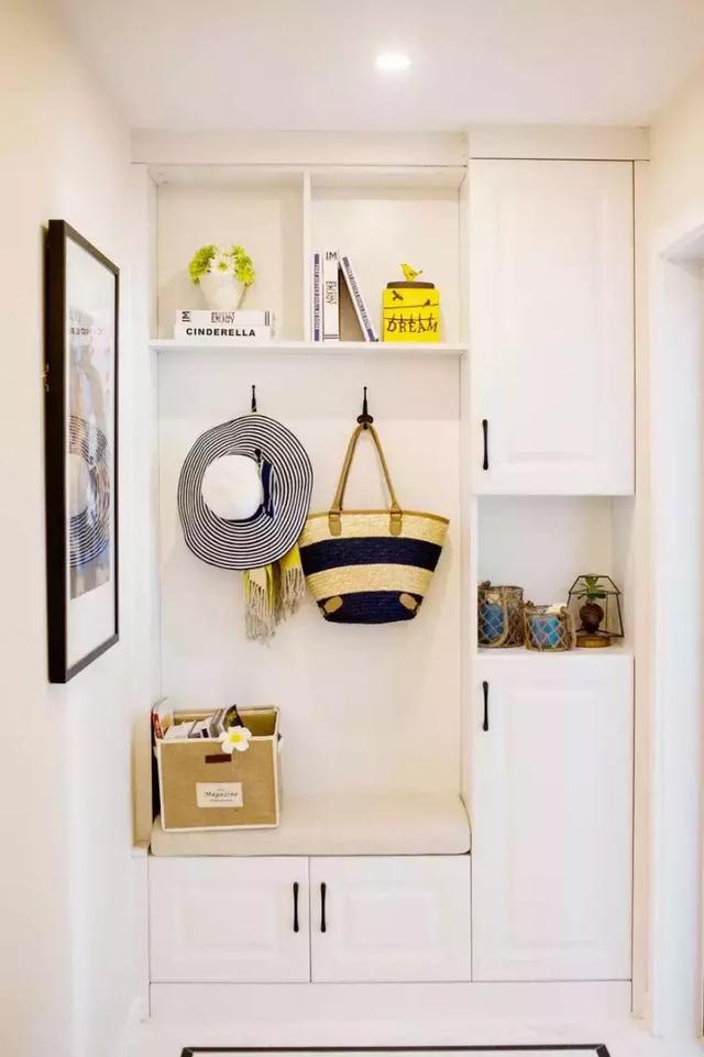 小户型的玄关鞋柜,自然是做到顶更好,储物空间更多