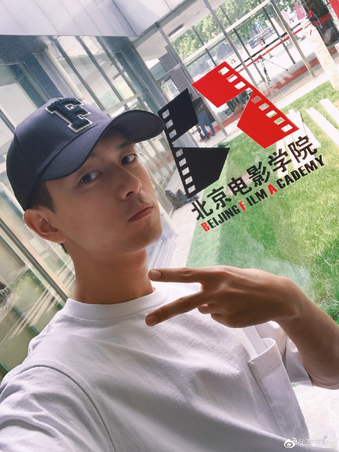 李现和狗仔边走边聊天,内容诙谐幽默,用独特的方式把对方劝走了