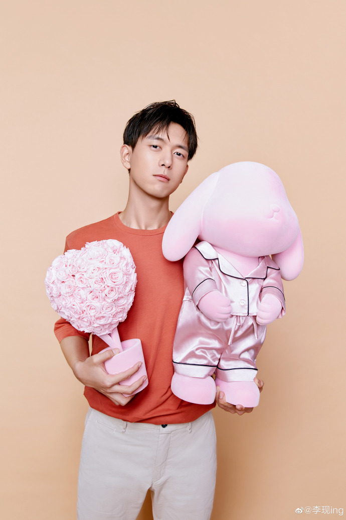 李现和狗仔边走边聊天,内容诙谐幽默,用独特的方式把对方劝走了