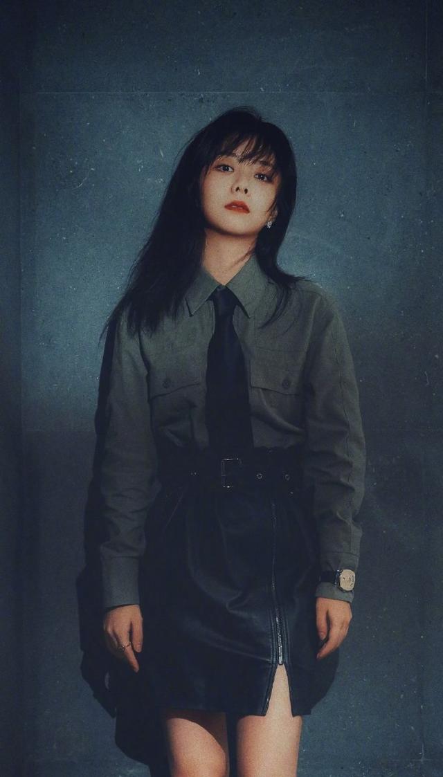 谭松韵帅气搭配,深绿色衬衣搭配皮裙,酷飒风造型