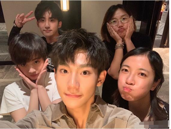 《小欢喜》最新合影!方一凡季杨杨变黑,林磊儿摘掉眼镜认不出