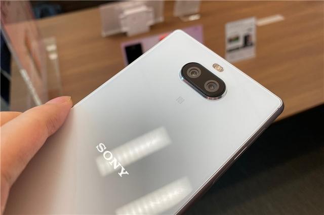 索尼xperia 8的存储组为4 64g并且支持存储扩展,最大支持为512gb.