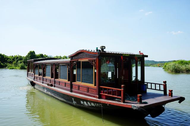 栈道漫步,湖面泛舟,永远是最经典的游览方式,只有走近下渚湖畔,才能