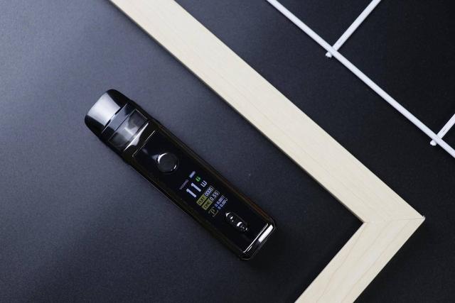 vinci电子烟为长方形,电子烟的周围也有些许弧度,所以握持时的手感不