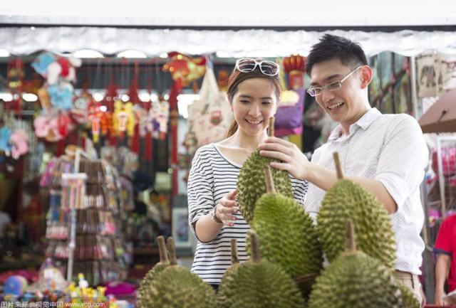 中国人来泰国购物,硬着头皮买了一个榴莲,结账时:你确定?