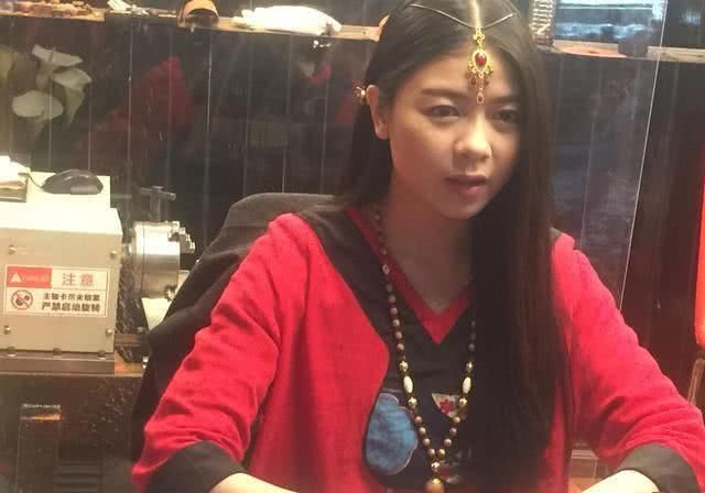 丽江古城里的手鼓妹们因为她这家手鼓店的门口天天都有人围观