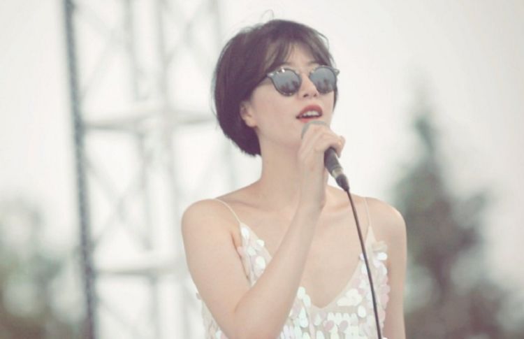 李亚鹏登台清唱歌曲声音醇厚,难怪能迎娶王菲,俘获新女友芳心