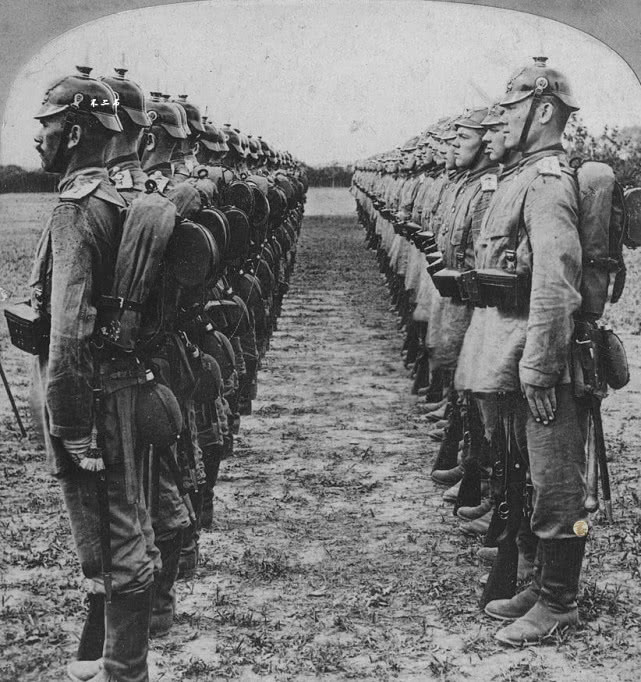 清末老照片:日俄大战中即将战败的俄军,义和团拳民被清军斩首