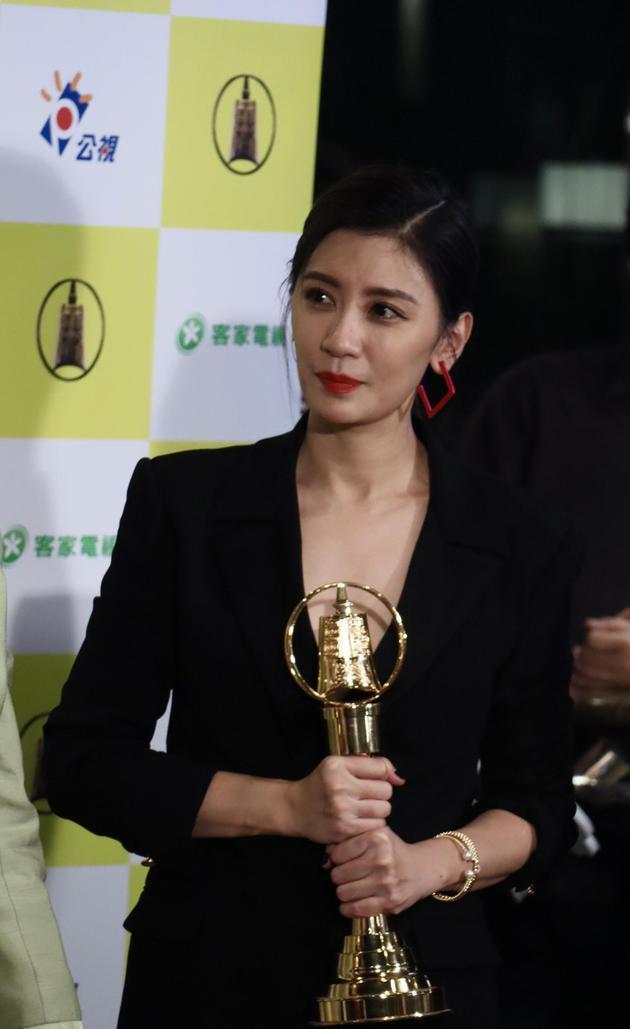 贾静雯出道29载首夺视后,致电小9岁老公时爆哭